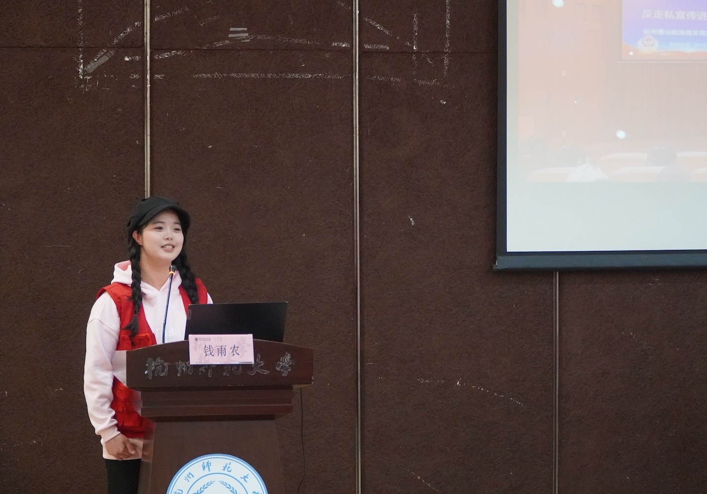 美术学院同学关于反走私创作大赛的宣讲